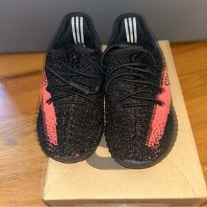adidas Yeezy Boost 350 V2
Core Black Red (Infants)